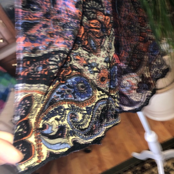 ANGIE SIZE LARGE MULTICOLORED COLD SHOULDER BOHO STYLE BLOUSE PAISLEY PATTERN - Picture 3 of 4